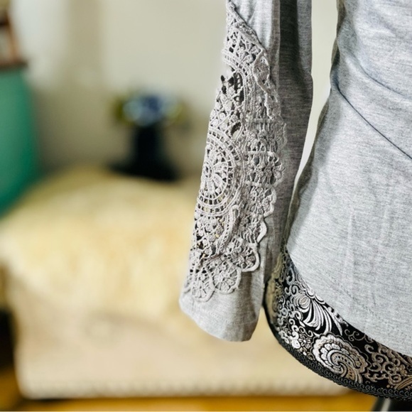 🏷️ 4/$25 Gray Cotton Shirt with 3/4 Sleeves & Lace Detail - Picture 5 of 5